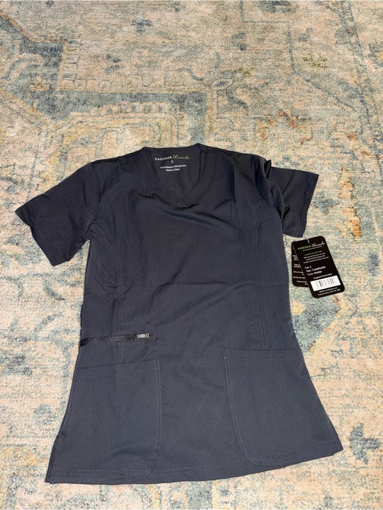 Karisma threads Tops - Karisma threads 3 pocket scrub top NWT